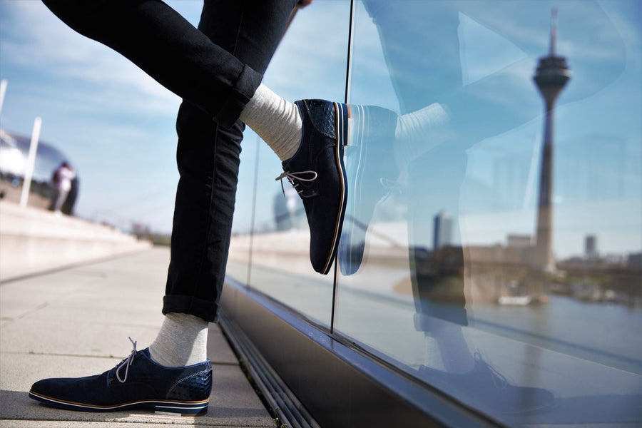 Grijze sokken bij donkerblauwe schoenen
