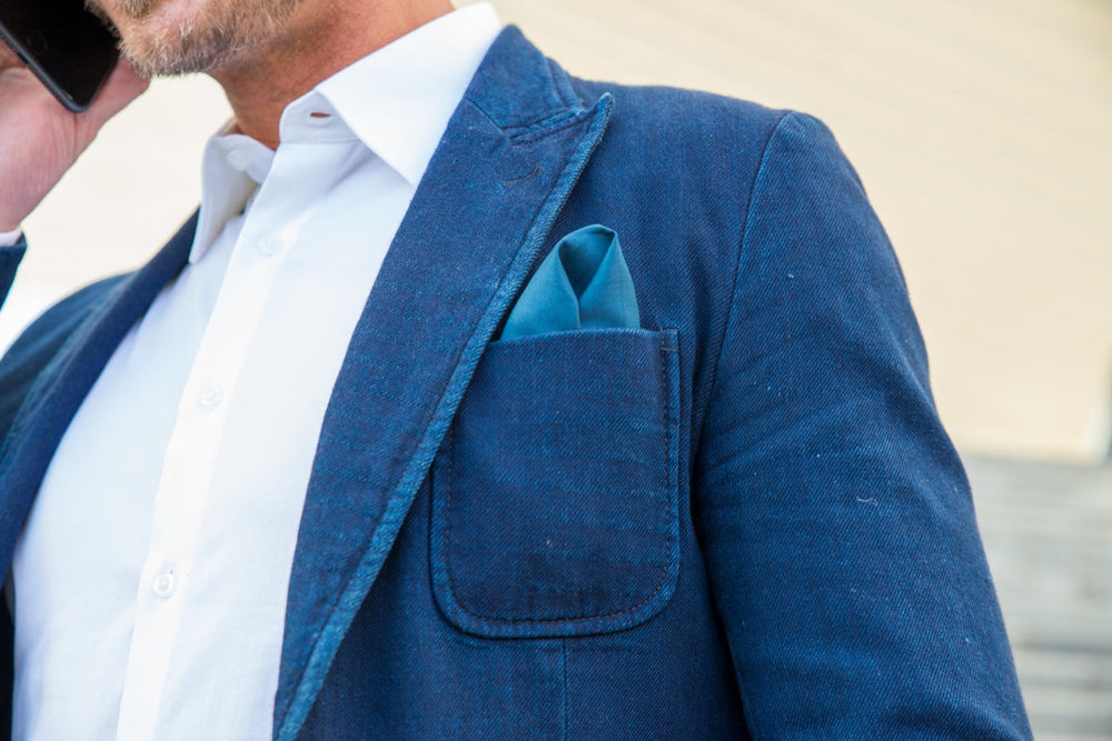 Detail van een blazer met petrol pochet